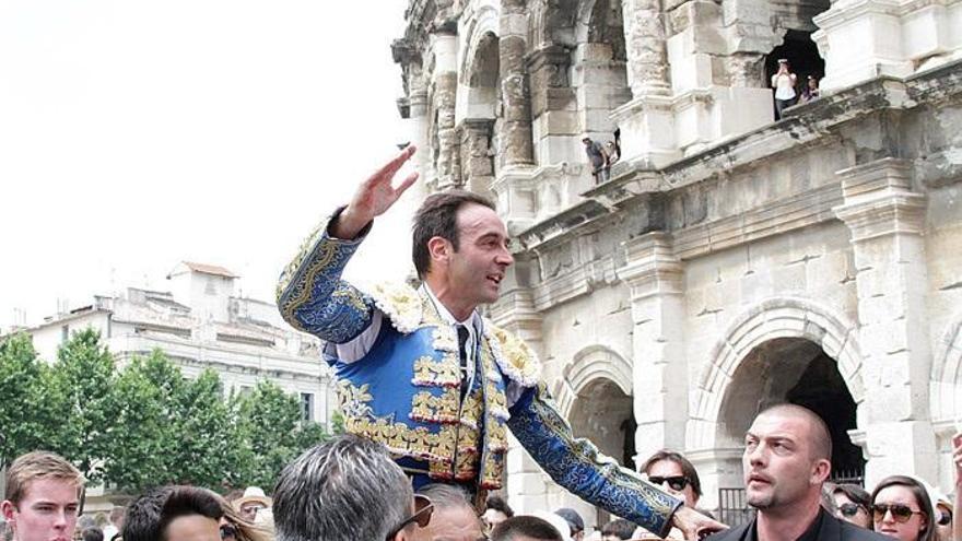 Enrique Ponce firma una tarde colosal en Nimes