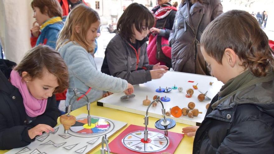 Infants participen en una activitat nadalenca a Berga