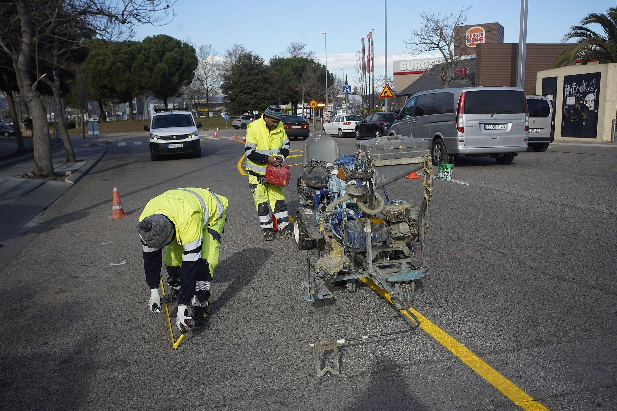 Treballs per reduir la rotonda a la plaça de Salt