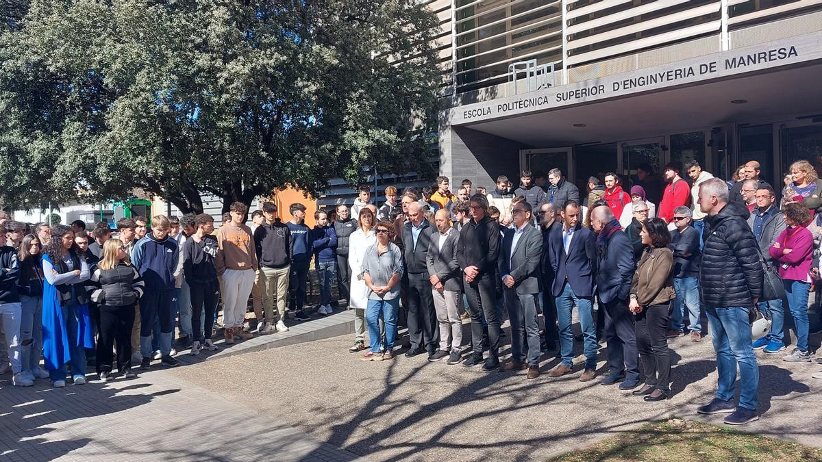 El segon minut de silenci a la UPC de Manresa en record a les víctimes de l'accident a la mina ha congregat més d'un centenar de persones