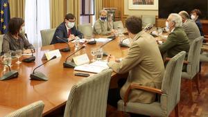 El ministro Salvador Illa y el consejero madrileño de Sanidad, Enrique Ruiz Escudero, con sus respectivos equipos, este 28 de septiembre en la sede del ministerio, en la capital.