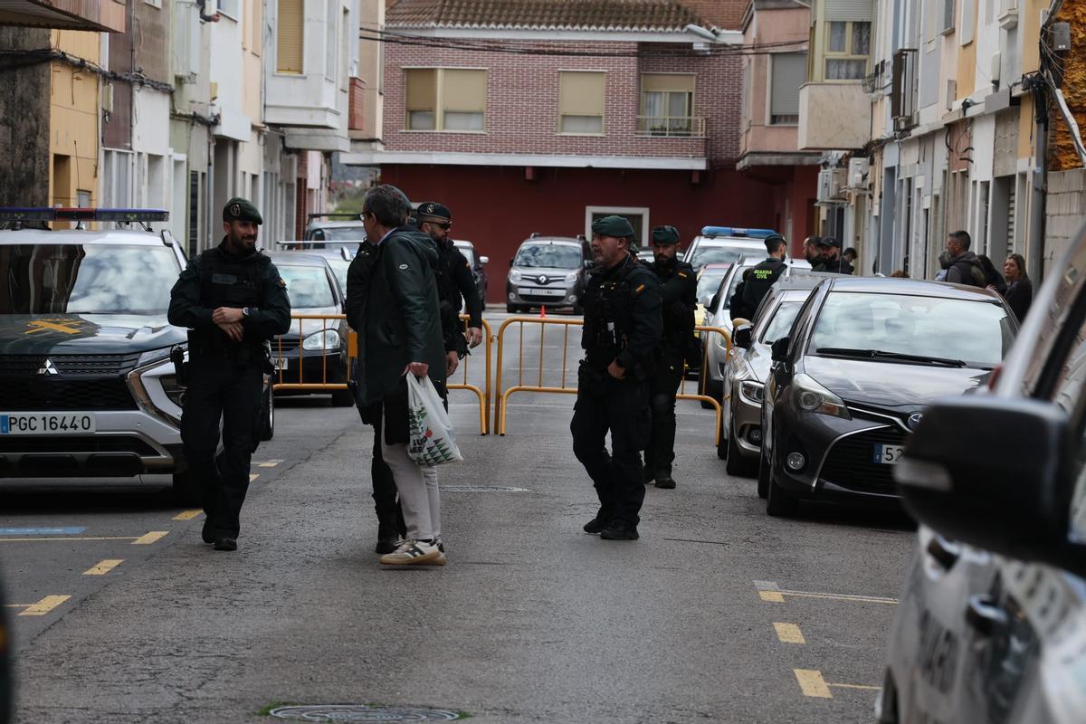 Gritos y mucha tensión al pasar el vehículo con el detenido por delante de la casa del niño asesinado en Sueca