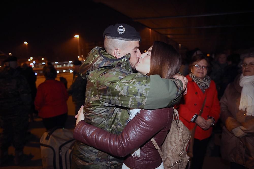 Un centenar de militares de Cerro Muriano parten a Letonia arropados por sus familias