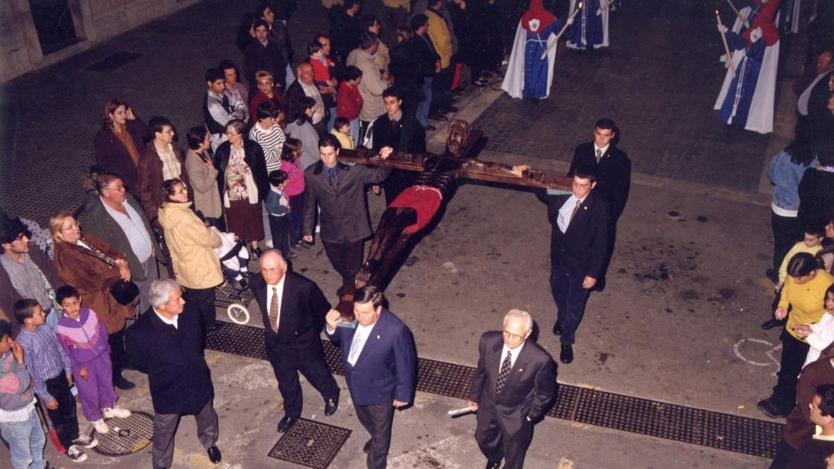 La cofradÃ­a porta al Sant Crist, en una pasada procesiÃ³n.