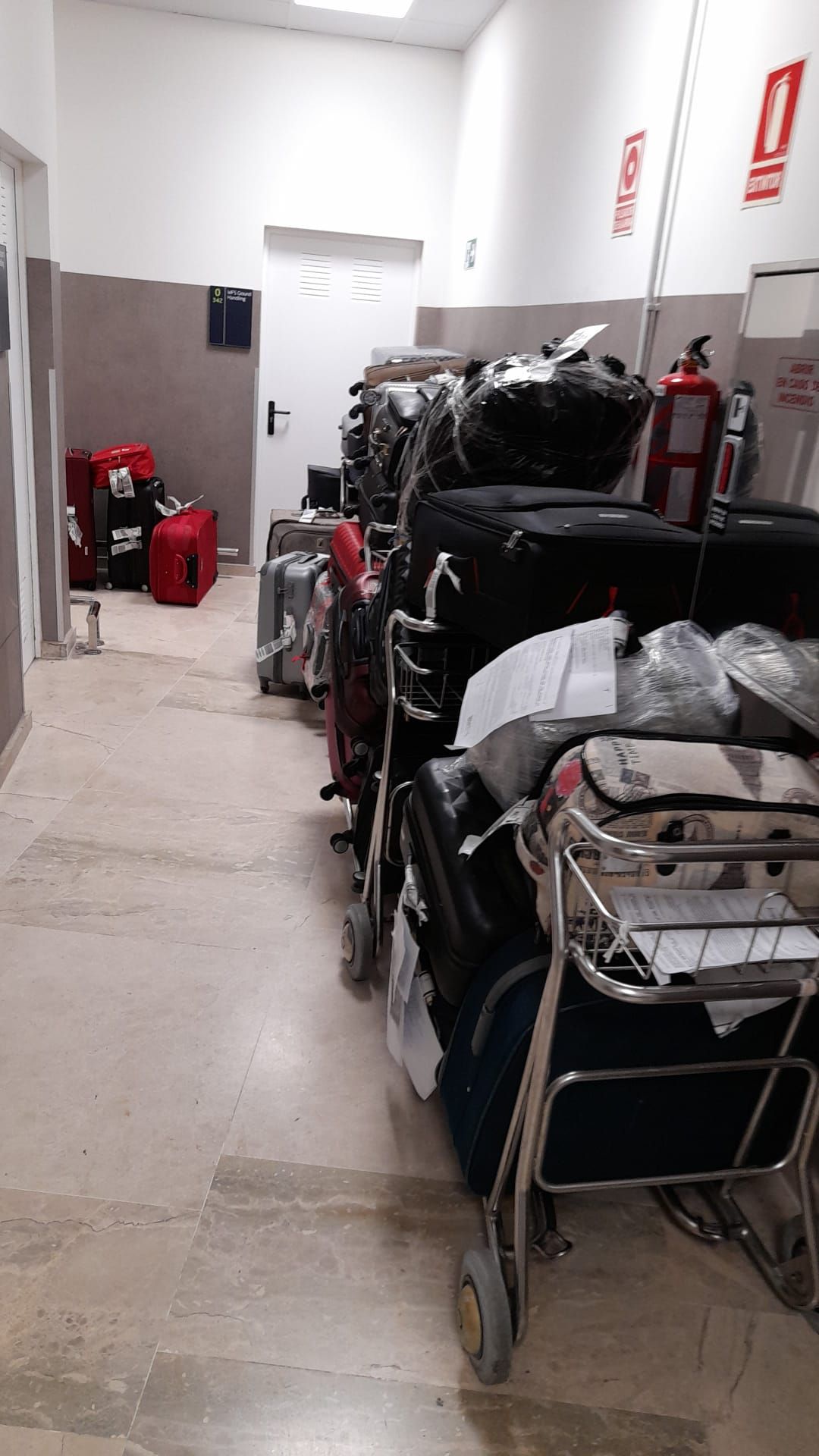 Más de 300 maletas se están acumulando en un almacén del aeropuerto de Manises desde hace semanas