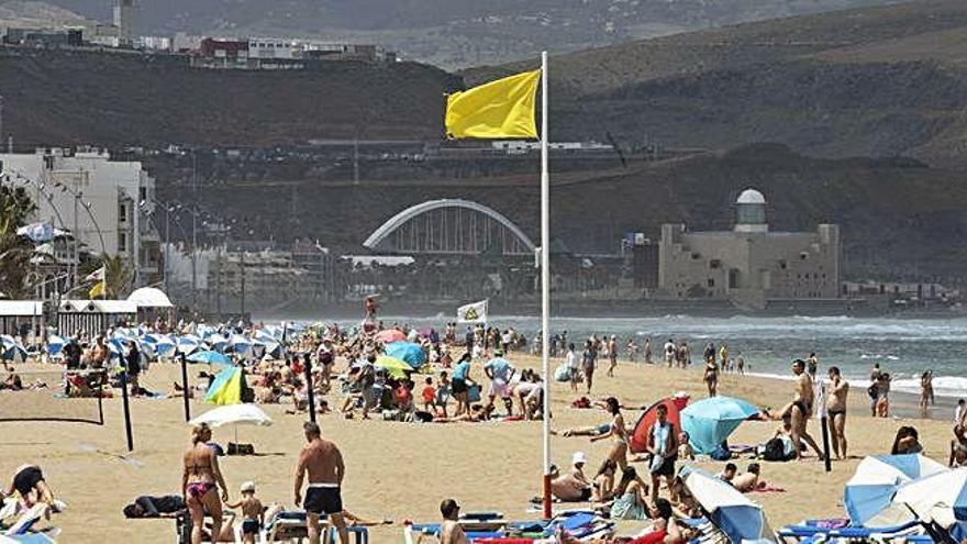 Ambiente de Las Canteras, ayer.