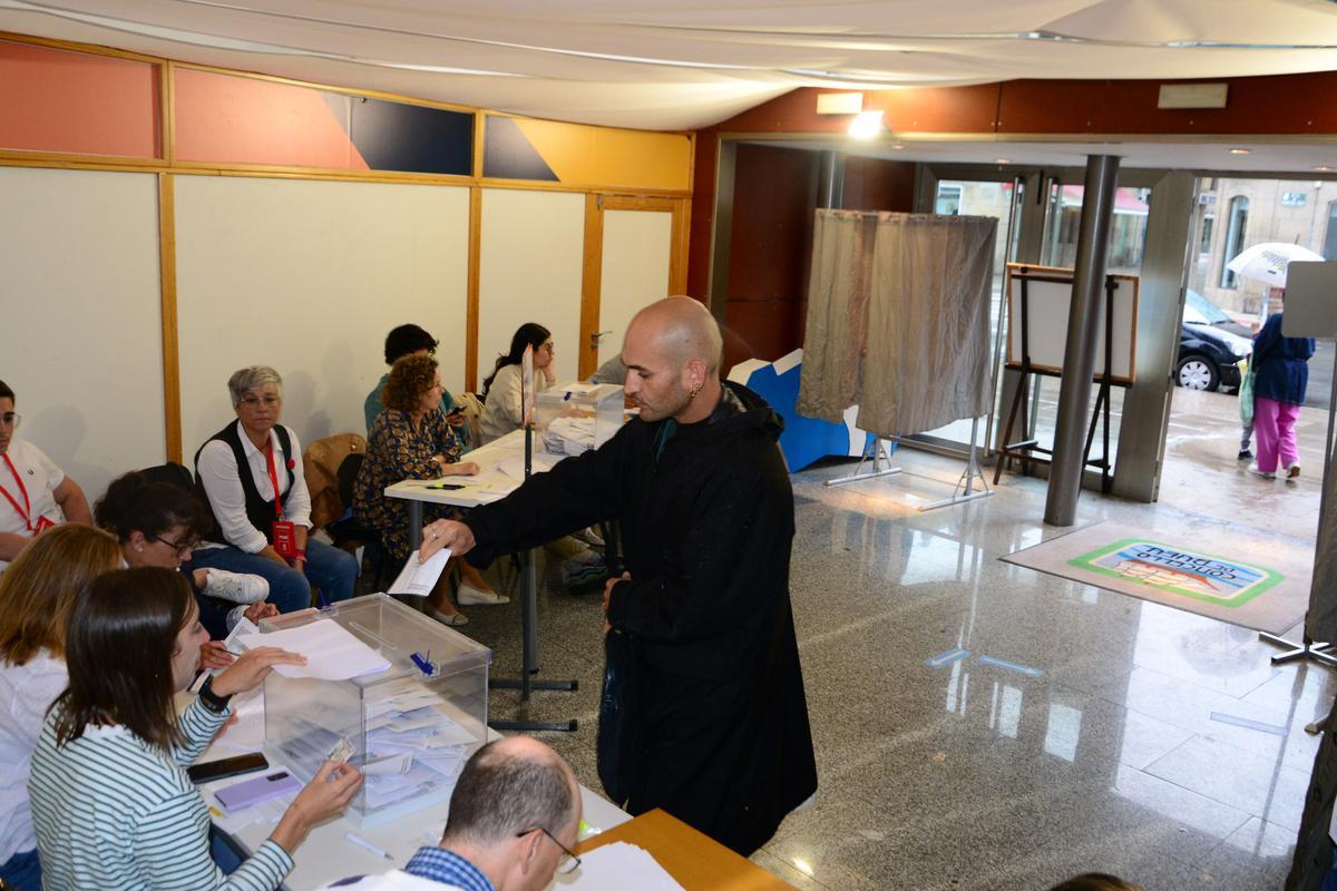 El Centro Social do Mar de Bueu incorporó este año una tercera mesa electoral.