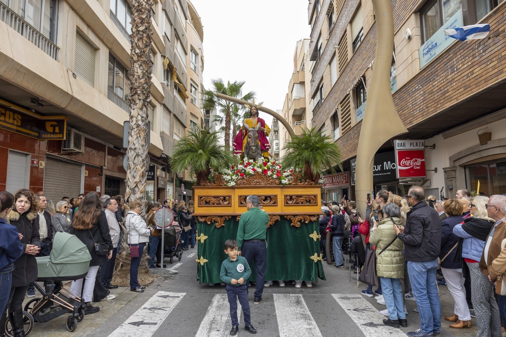 Bendición y procesión de Las Palmas en Torrevieja de Domingo de Ramos en la Semana Santa 2024