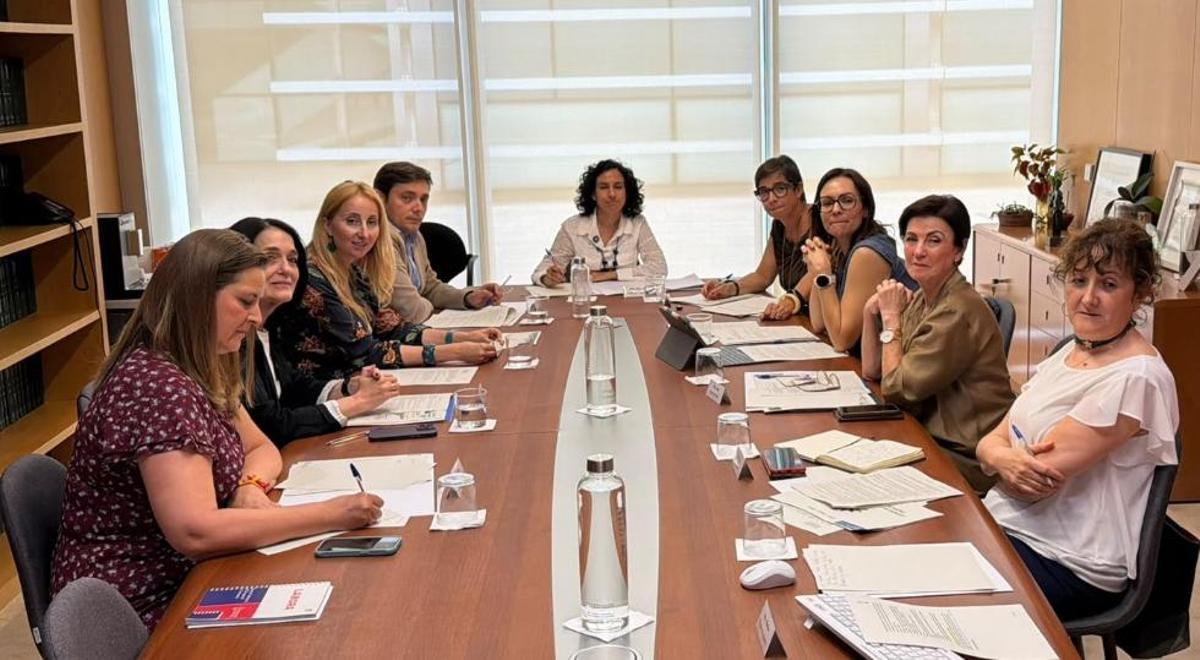 Reunión sobre enfermedades raras con la consellera de Servicios Sociales