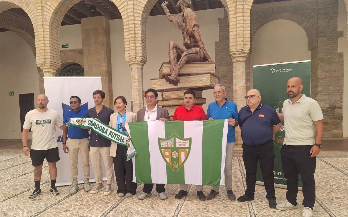 Personalidades asistentes a la firma del acuerdo entre el Córdoba Futsal y la empresa tailandesa Imane.