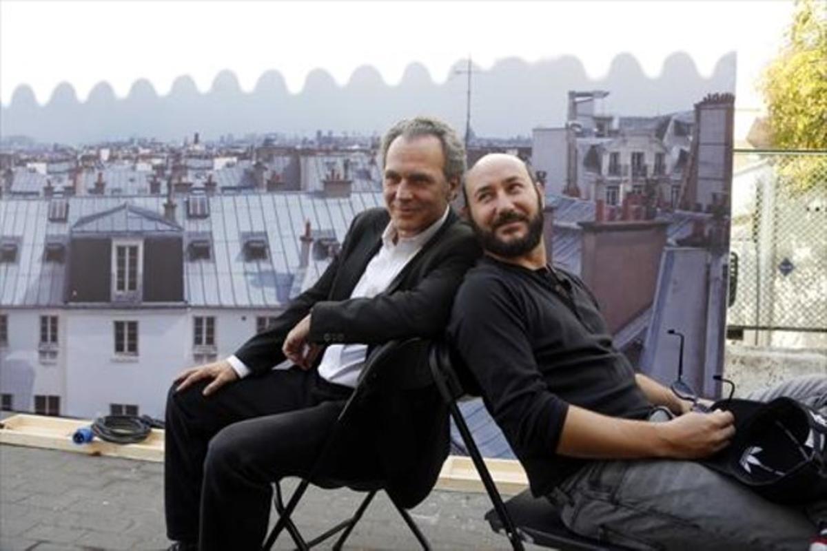 Protagonistas 8José Coronado (izquierda) y Carlos Santos, ayer, en el 'set' de rodaje en Madrid.