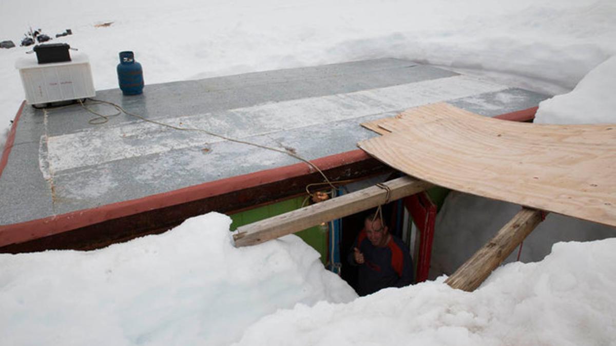 La base búlgara enterrada en la nieve