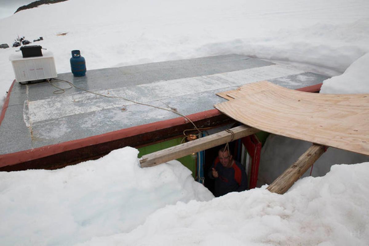 La base búlgara enterrada a la neu.