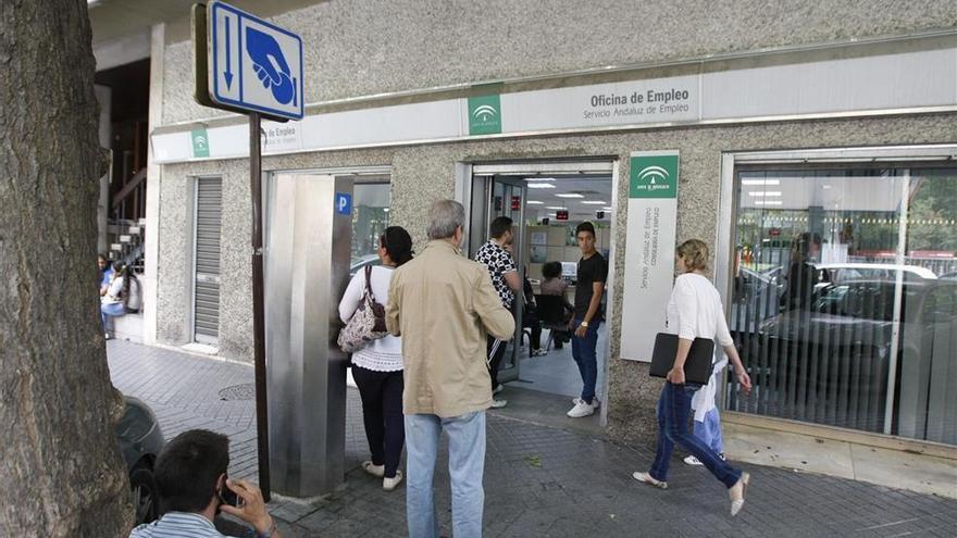 La caída de empleo en servicios eleva el paro en 1.672 personas en Córdoba