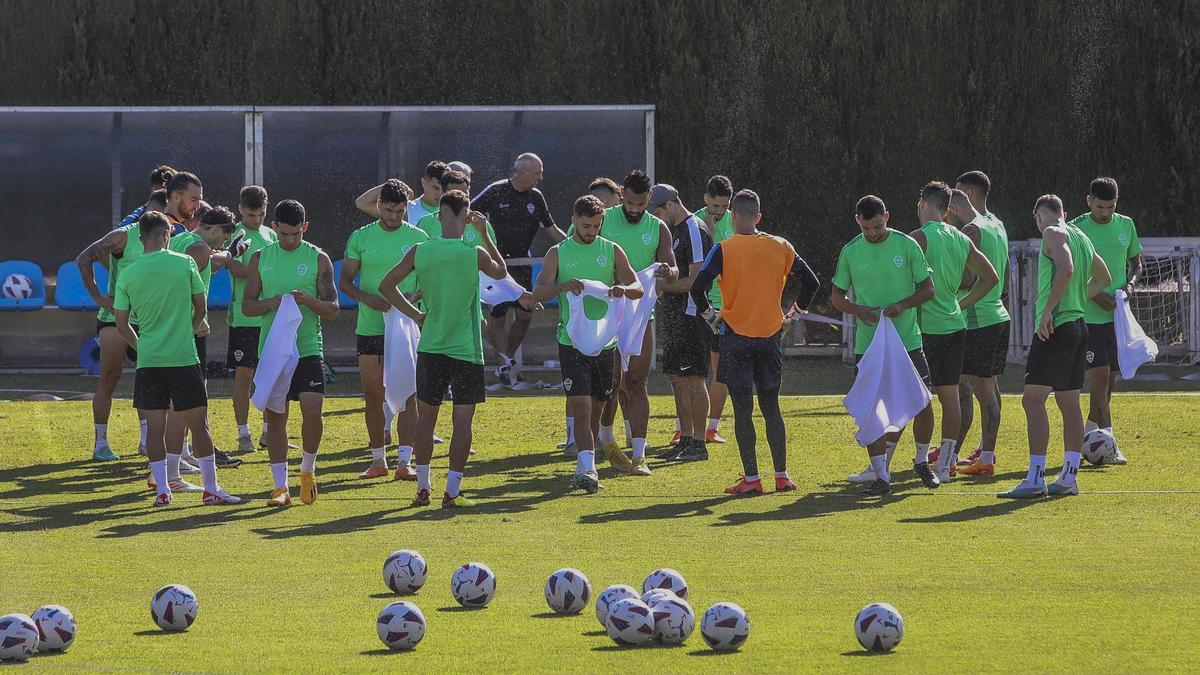 Los jugadores del Elche, en el entrenamiento del miércoles, preparando la visita a Burgos