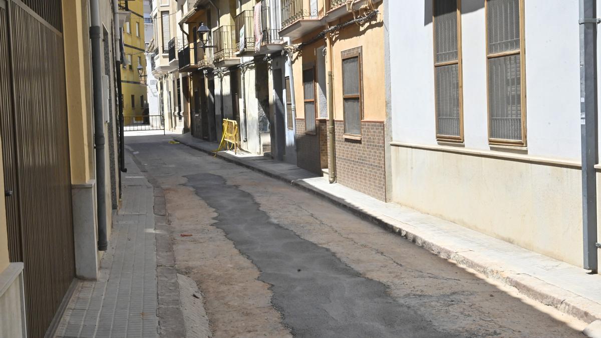 Los operarios ya han tapado las obras de la calle Virgen de la Luz, en la Vila, que hasta hace unos días estaba levantada.