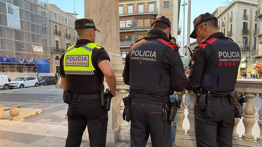 Agents de la Guàrdia Urbana i dels Mossos a la Rambla.