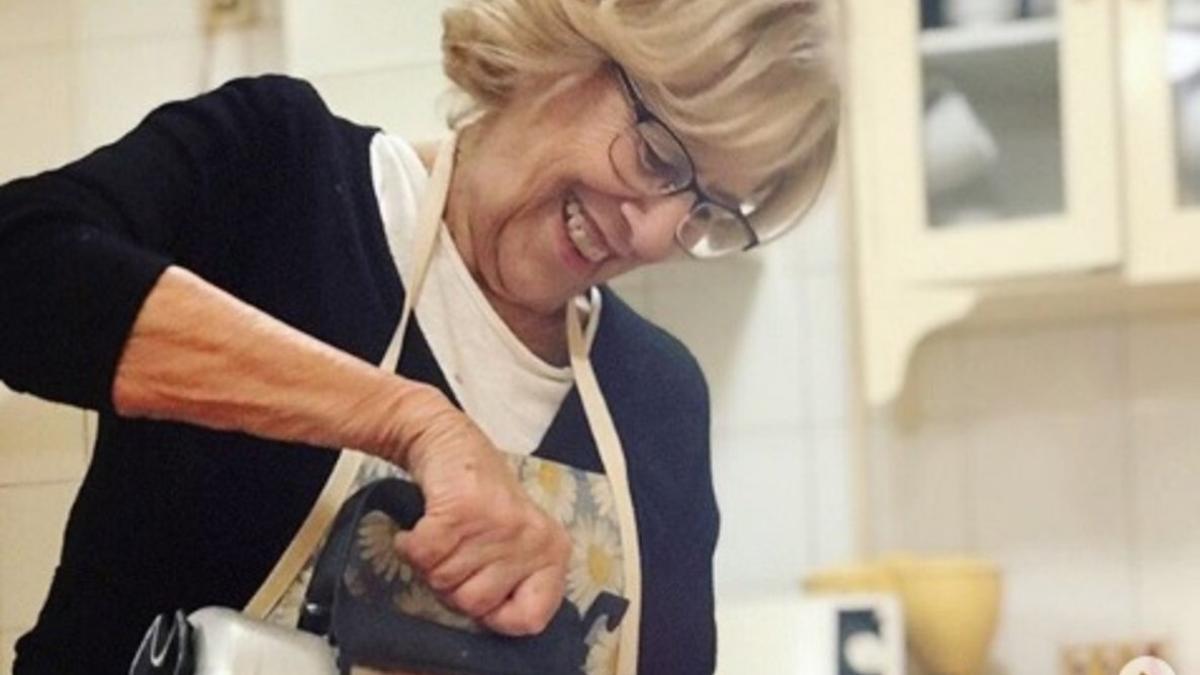 La alcaldesa de Madrid, Manuela Carmena, haciendo magdalenas en una fotografía de Instagram