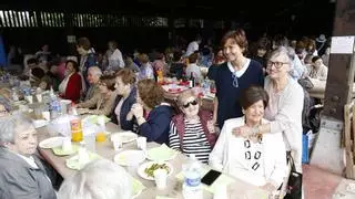 La fiesta "Femenino y Plural" reúne a casi 600 mujeres en el Muséu del Pueblu d'Asturies, en Gijón
