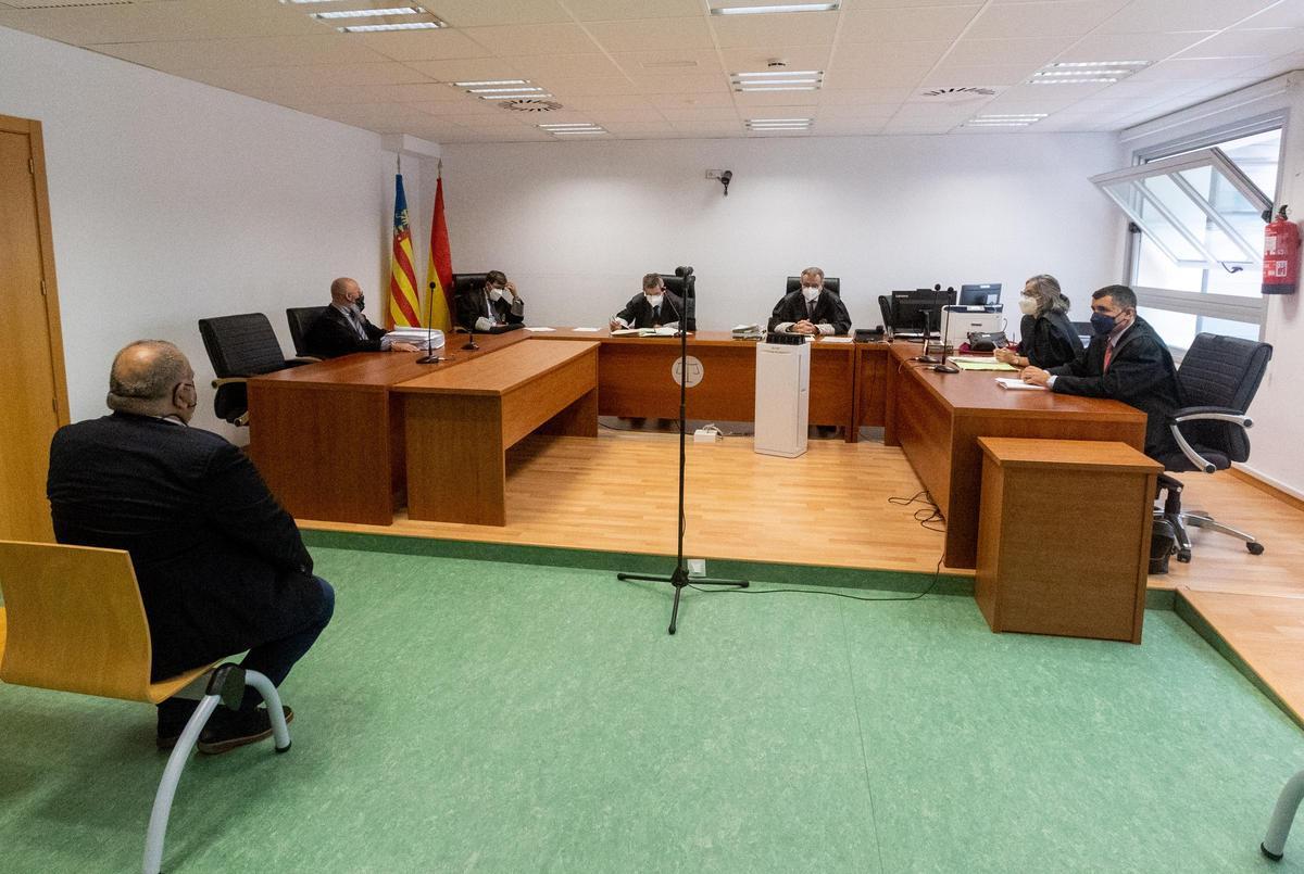 Un momento del juicio al expresidente de los Graduados Sociales de Alicante.
