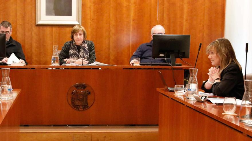 Mariví Monteserín en el centro, en pleno debate entre Manuel Campa y Esther Llamazares, que aparece a la derecha de la imagen, en un pasado Pleno municipal. | MARA VILLAMUZA