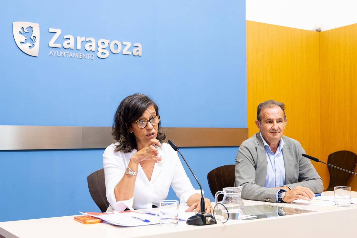 Los concejales de Políticas Sociales y Presidencia, Marian Orós y Ángel Lorén, este martes en rueda de prensa.
