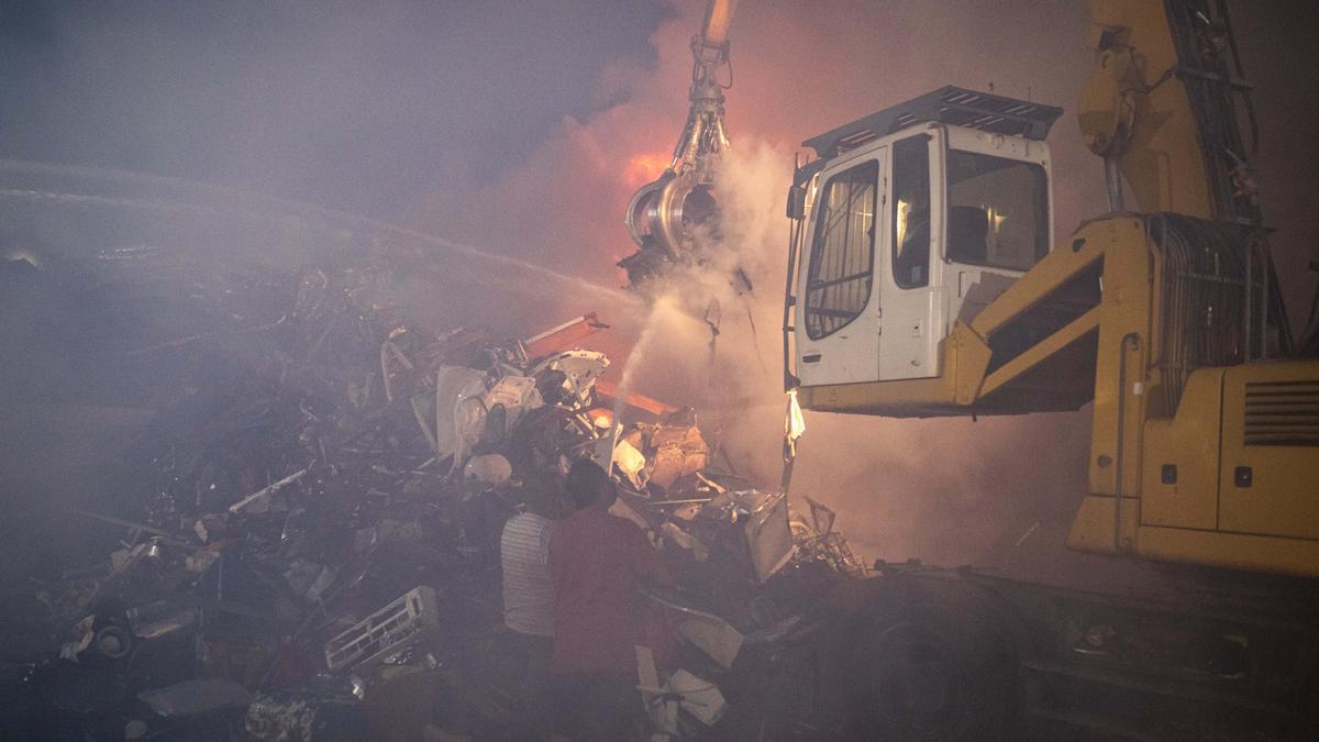 Declarado un fuego en el desguace de Ca Na Negreta