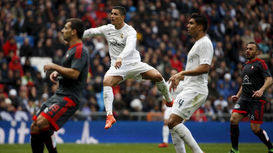 Cristiano Ronaldo en la acción en la que anotó el primero de sus cuatro goles al Celta ayer en el Bernabéu.