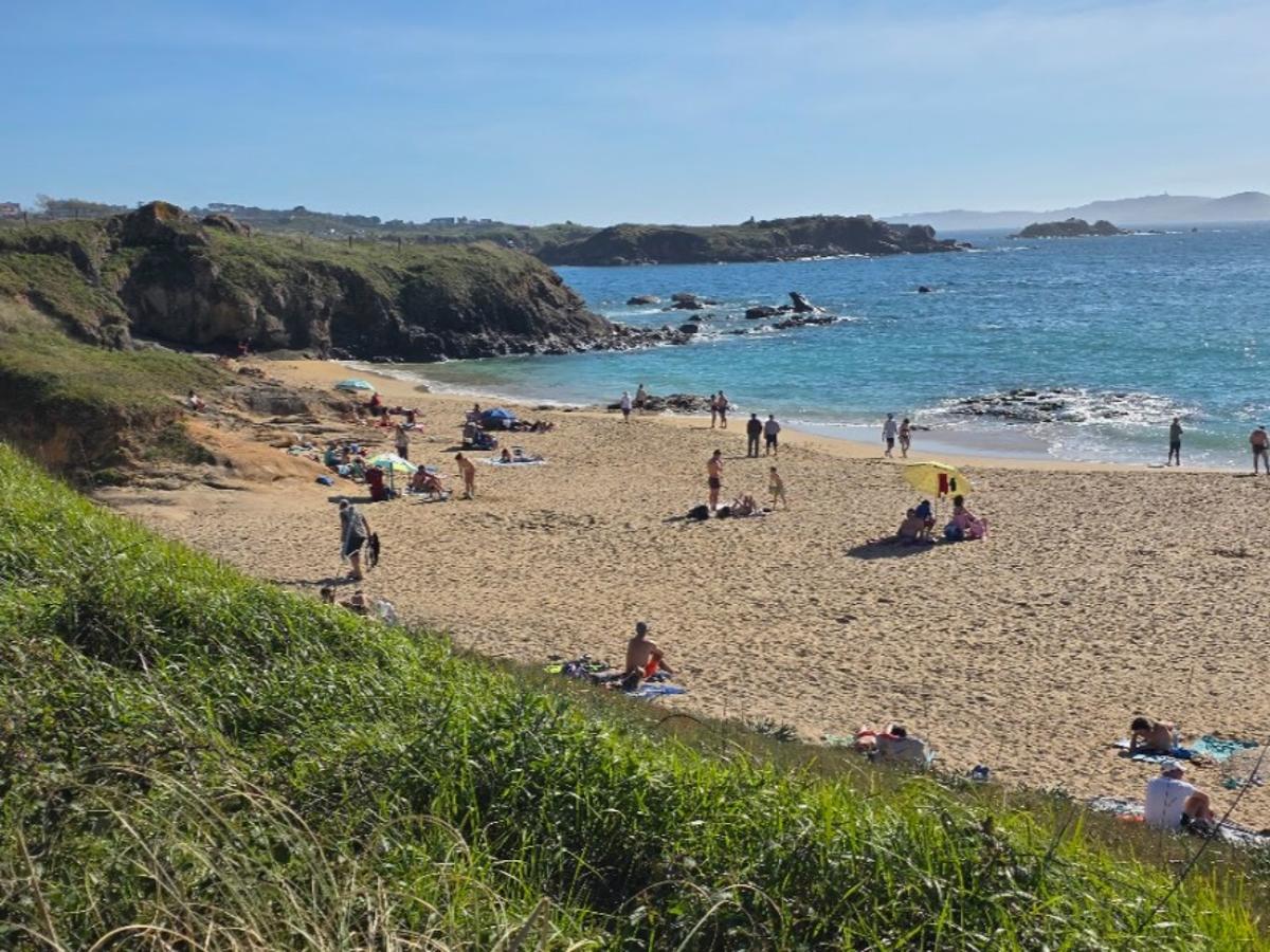 Las playas lucen una imagen veraniega en Viernes Santo. Las playas lucen una imagen veraniega en Viernes Santo.