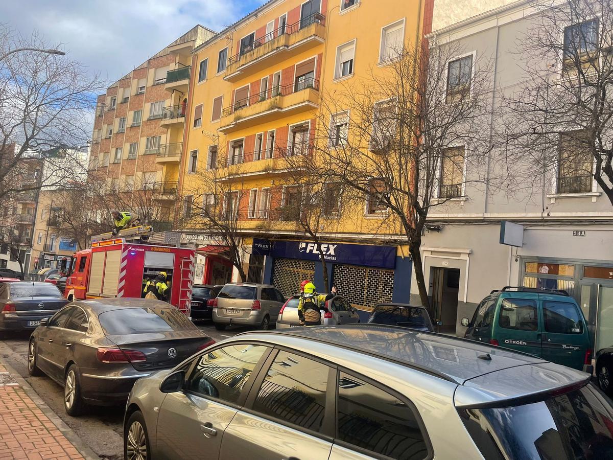 Bomberos en la puerta del domicilio
