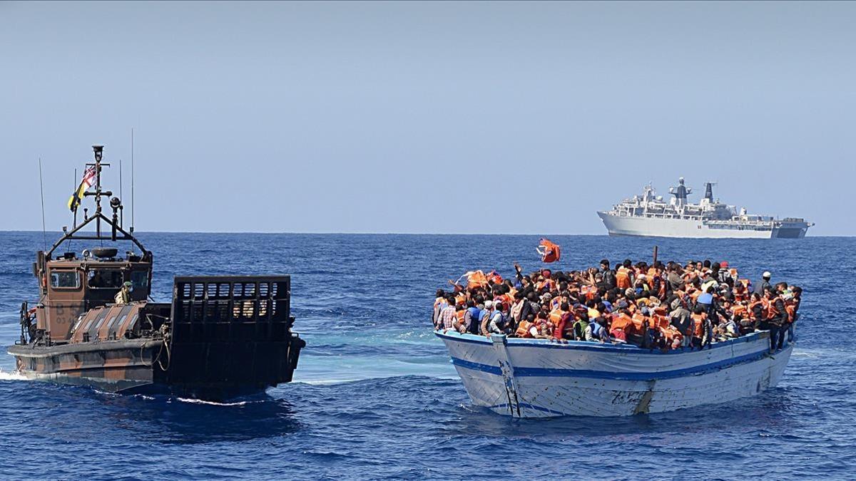 Rescate de 369 inmigrantes a la deriva en un bote de madera, en aguas al norte de Libia, a cargo de la nave británica 'HMS Bulwark', en mayo del 2015.