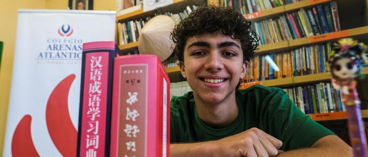 Alberto Robles, ganador nacional del concurso &#039;Puente a China&#039;, junto a algunos diccionarios de mandarín en la biblioteca del Colegio Arenas Atlántico.