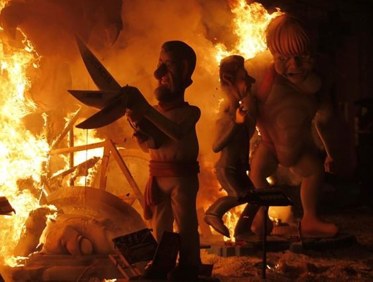 La Cremà posa fi a les festes valencianes amb la crema de les falles la nit de Sant Josep.