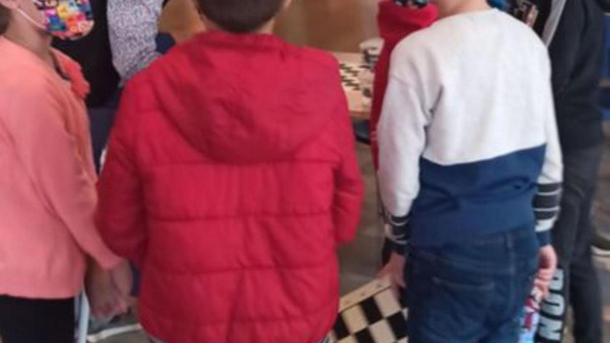 Niños de San Cristóbal en un tornoe de ajedrez. | E. P.