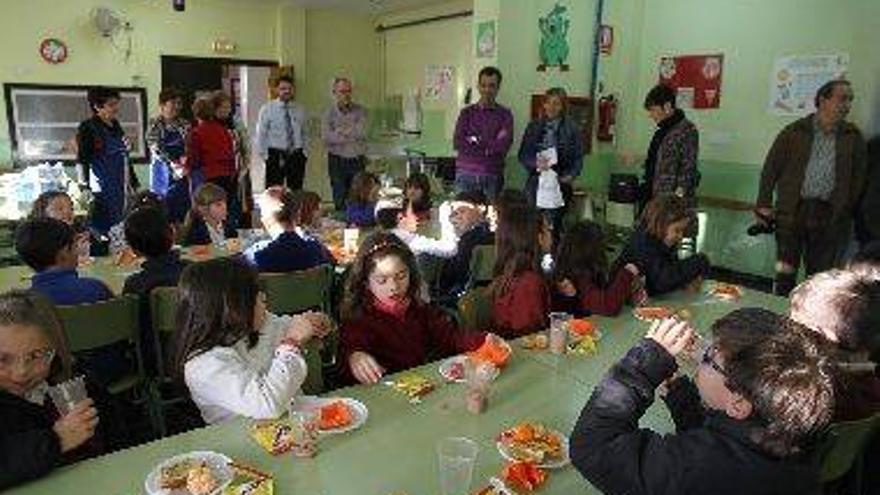 Medio centenar de escolares inauguran los desayunos saludables y la festa e la clemenules