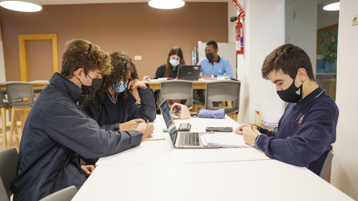 La tecnología y el trabajo en equipo están muy presentes en la metodología de Elian’s British School.