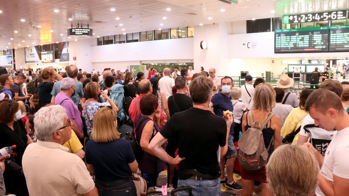 Passatgers afectats pels talls d&#039;AVE entre Barcelona i Madrid esperen a l&#039;estació de Sants