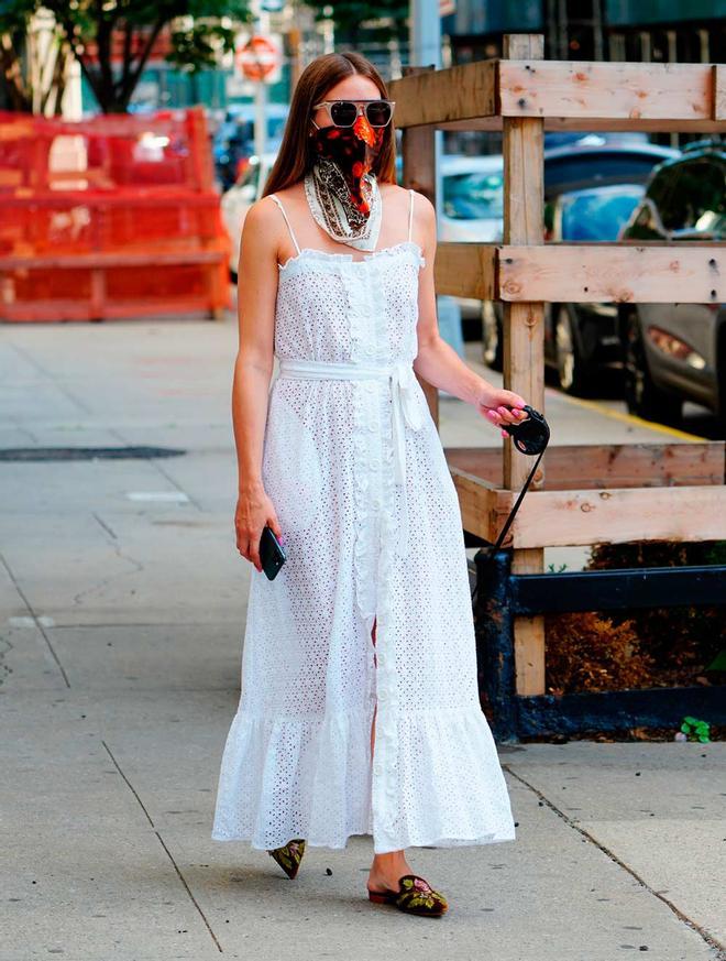 Olivia Palermo tiene el vestido blanco calado, perfecto para los días de más calor