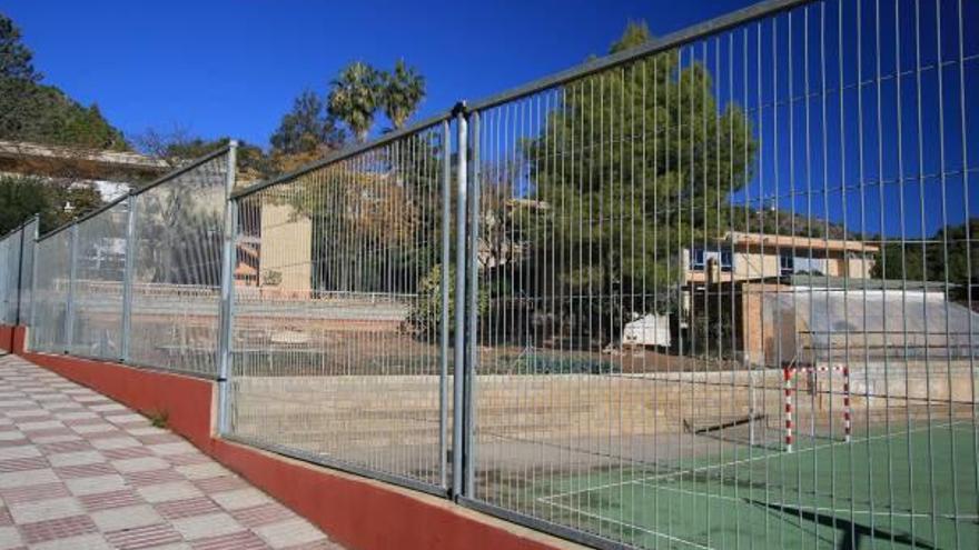 La zona del polideportivo del IES Jaume II «El Just» de Tavernes de la Valldigna, con dos de los aularios al fondo.