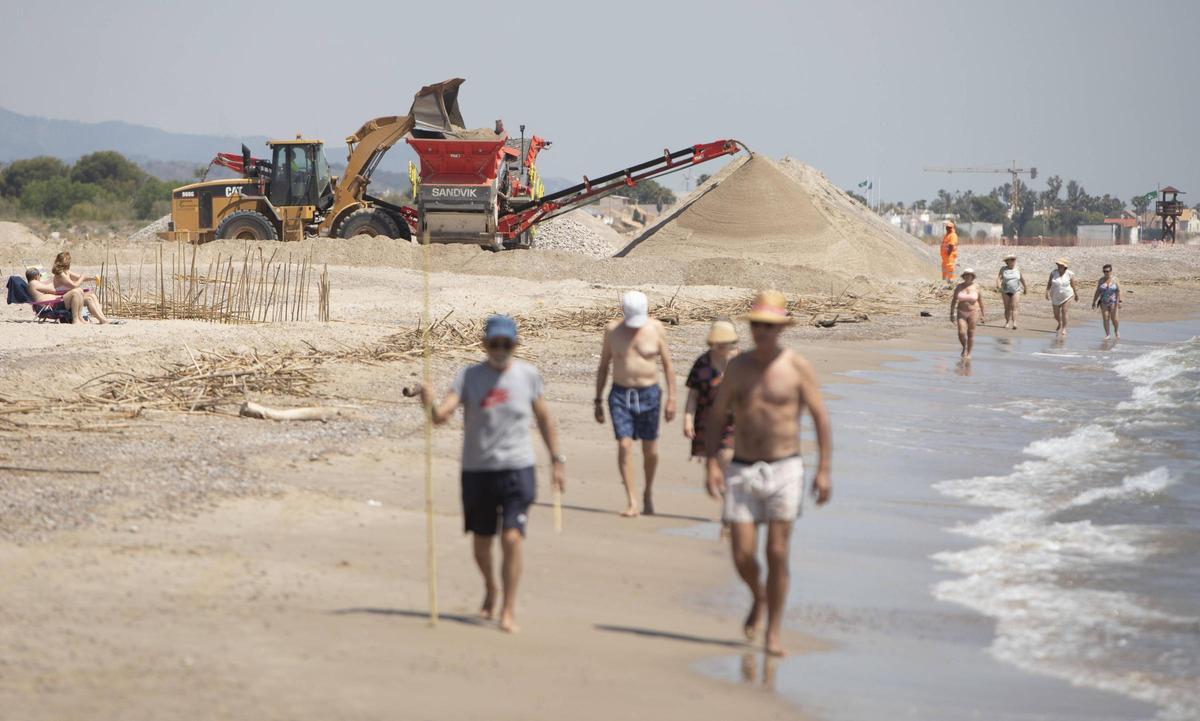 Imagen de archivo de la extracción de tierra y grava en playas de Sagunt.