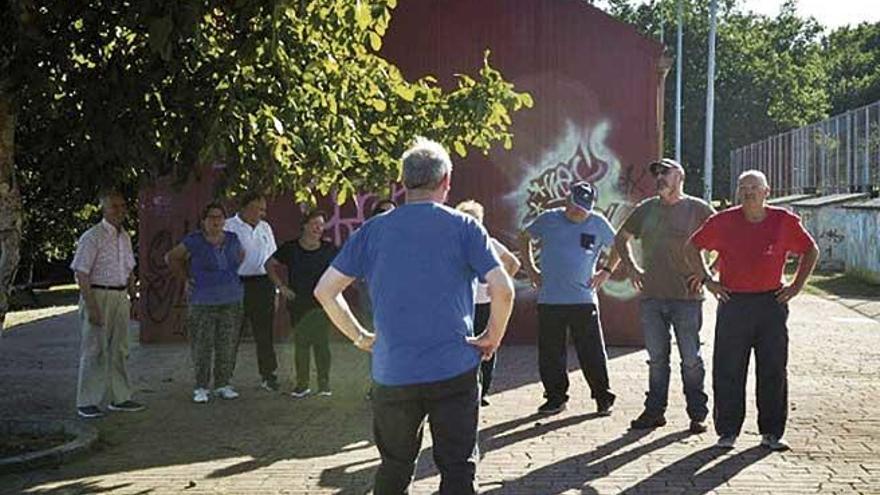 El médico de familia Carlos Piñeiro, de espaldas, antes de comenzar un saludable paseo matutino con sus pacientes.