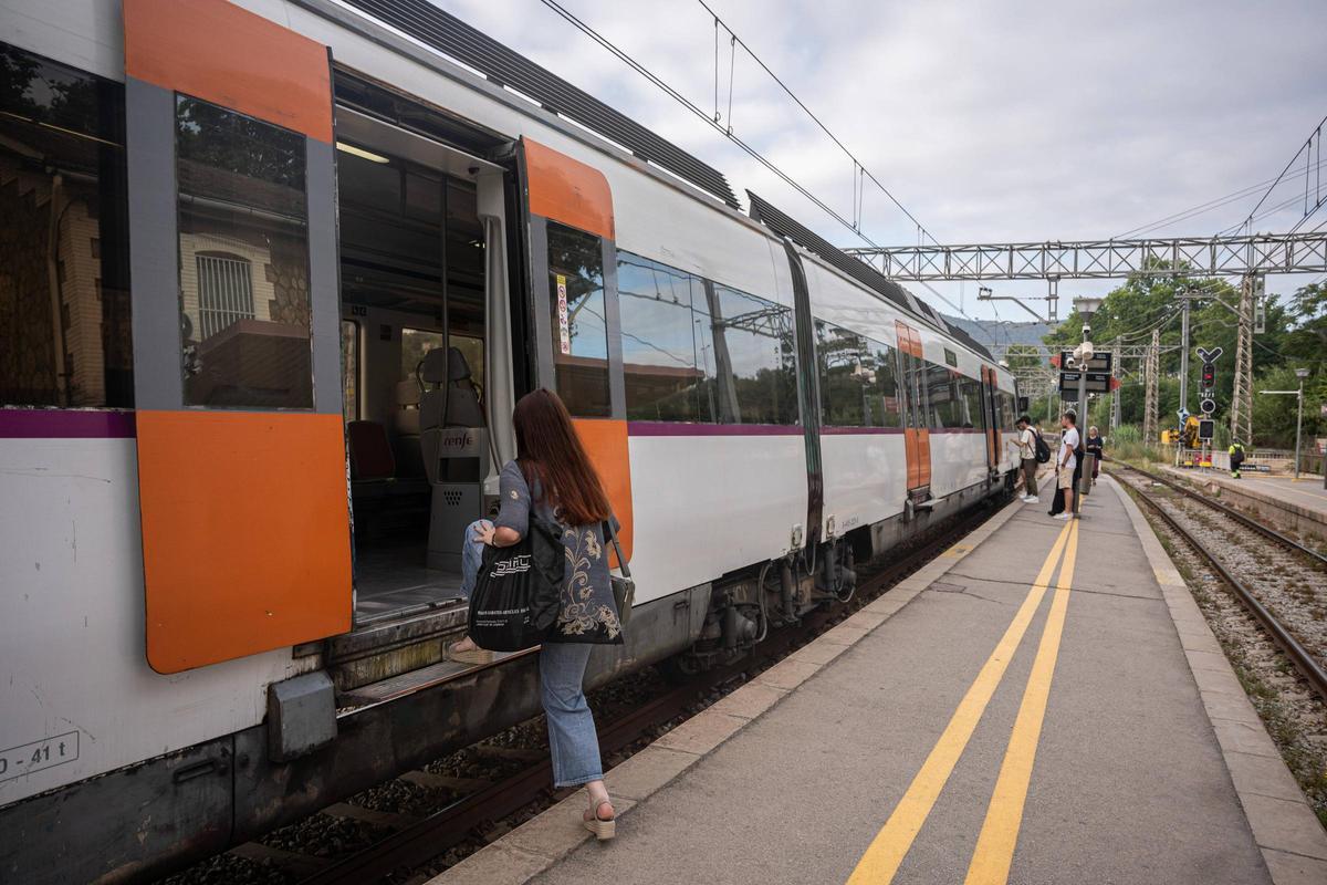 La estación de Rodalies de Montcada Bifurcació, en el primer día laborable en que vuelven a funcionar las líneas R3, R4 y R7