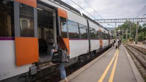 La estación de Rodalies de Montcada Bifurcació, en el primer día laborable en que vuelven a funcionar las líneas R3, R4 y R7