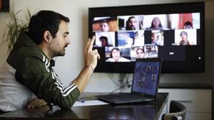 Raúl Galarza, profesor de sexto de Primaria de la escuela La Llacuna, mantiene una clase virtual con sus alumnos el 29 de abril.