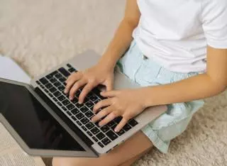 La UE activa un pla antiassetjament per protegir els joves a internet