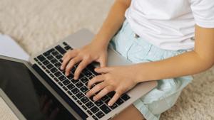 La UE activa un pla antiassetjament per protegir els joves a internet