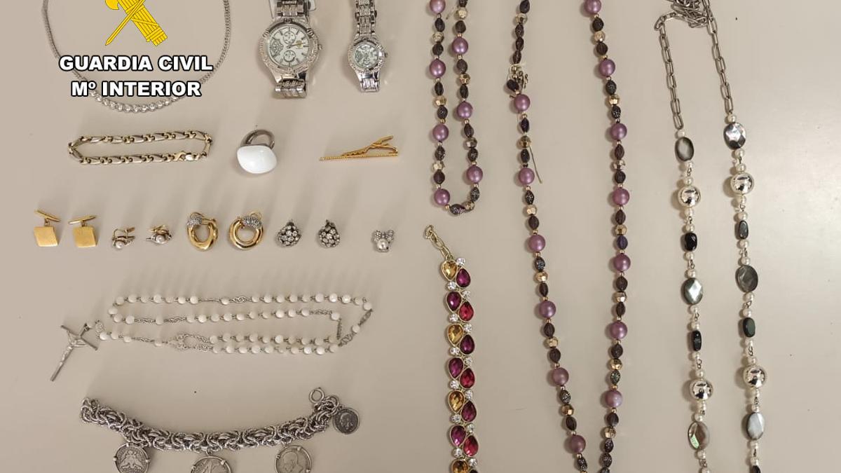 Joyas robadas a la mujer por el acusado.