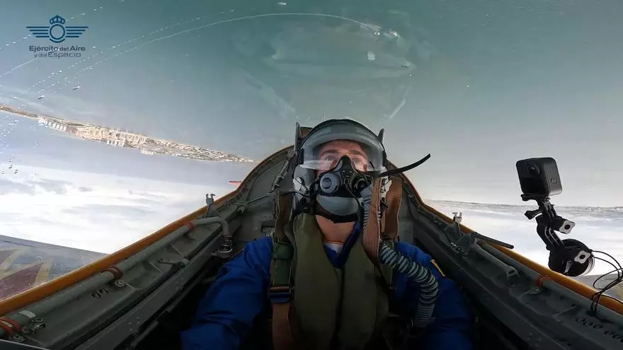 Pedro Acosta se sube a un C-101 de la Patrulla Águila como nuevo piloto honorario