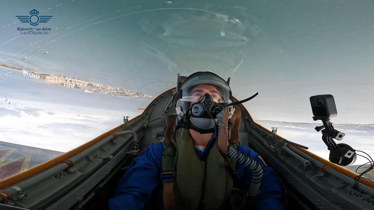 Pedro Acosta, en un C-101 de la Patrulla Águila