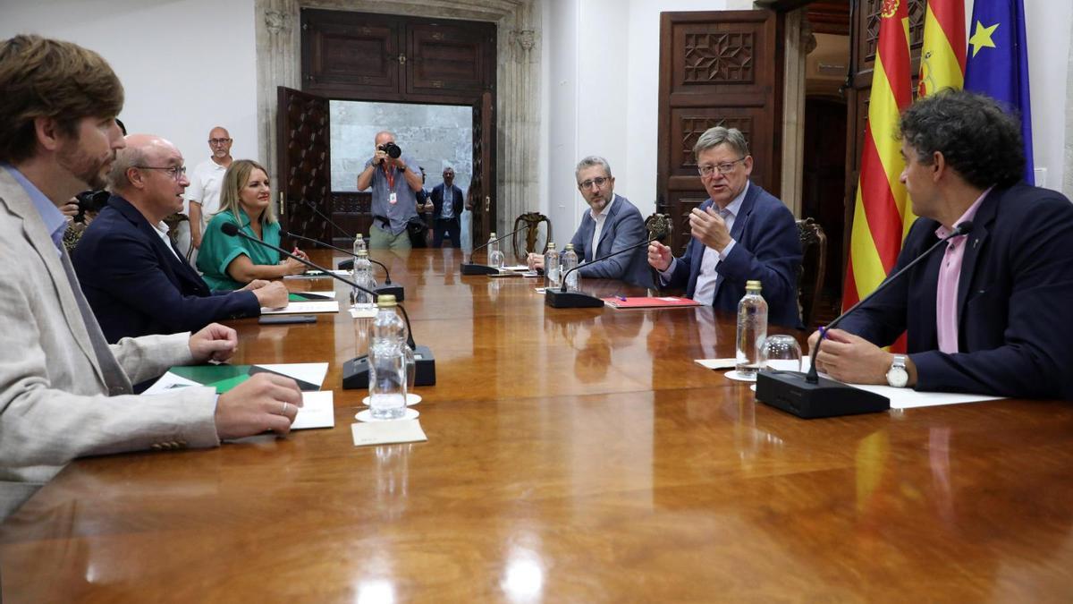 Un momento de la reunión entre el Consell y los hoteleros.